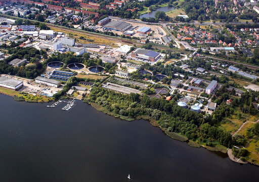 Blick von der Warnow aus auf den rostocker Fischereihafen